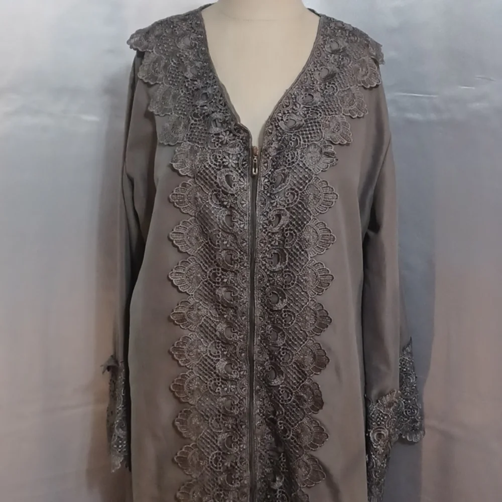 Highgate Manor Decorative Robe - Picture 2 of 6